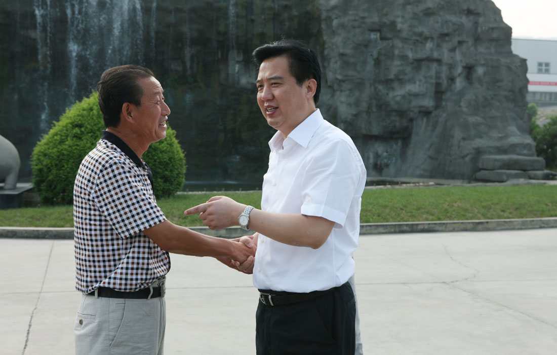 2012年8月，宜昌市委書記黃楚平與東圣董事長親切交談。 