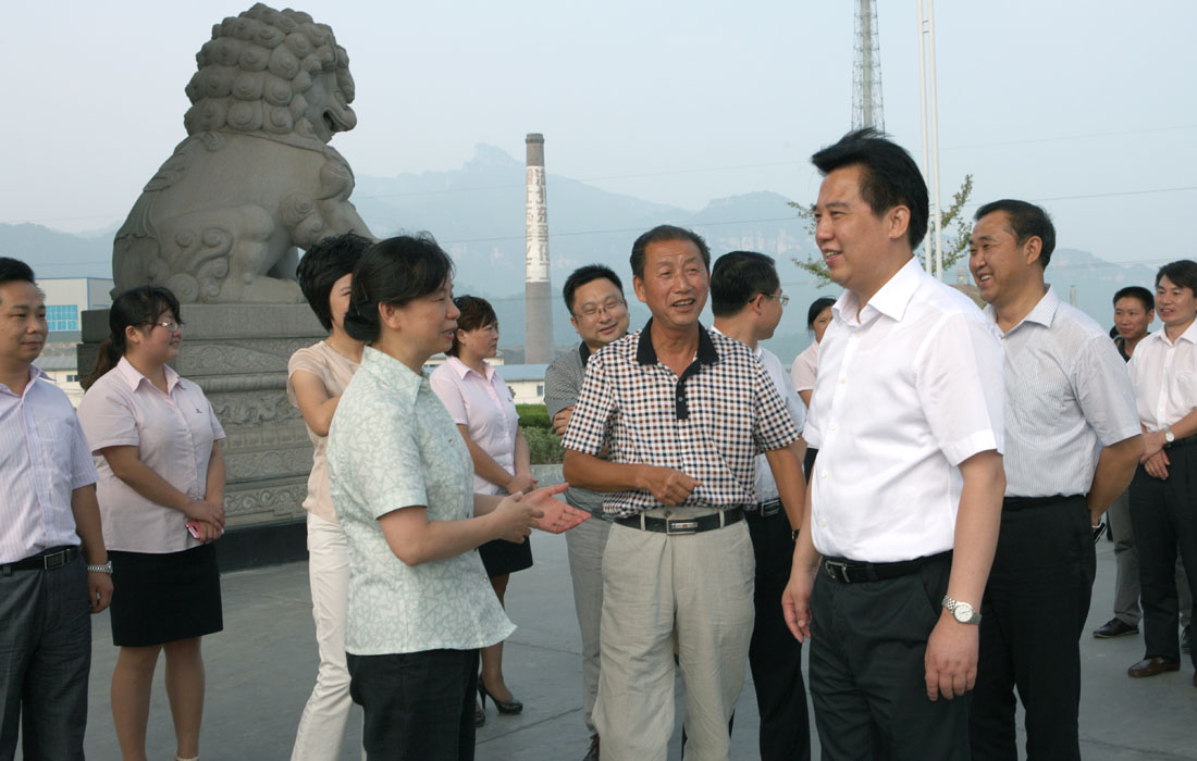 2012年8月，省委常委、宜昌市委書記黃楚平到東圣集團調研。